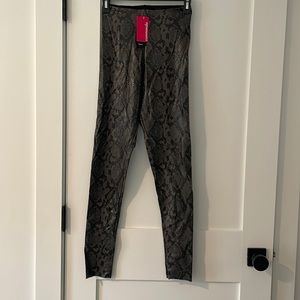 BNWT Commando gray snake leg wear